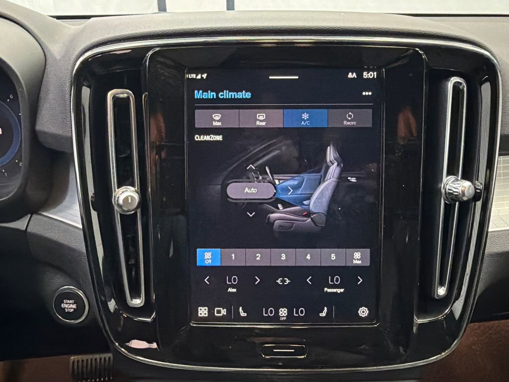 Used 2023 Volvo XC40 B5 Core image 29