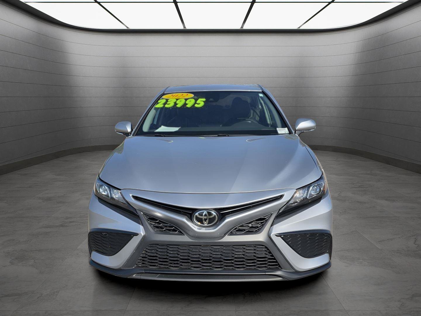 Used 2022 Toyota Camry SE image 2