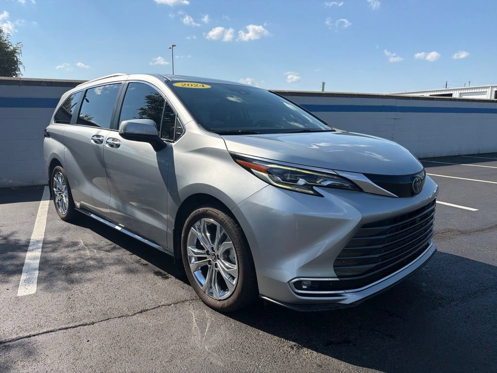 Used 2024 Toyota Sienna Platinum FWD image 7