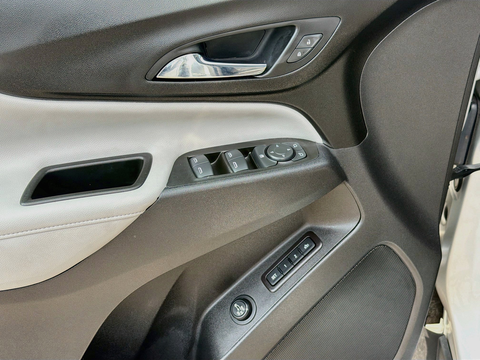 Used 2021 Chevrolet Equinox Premier FWD image 18