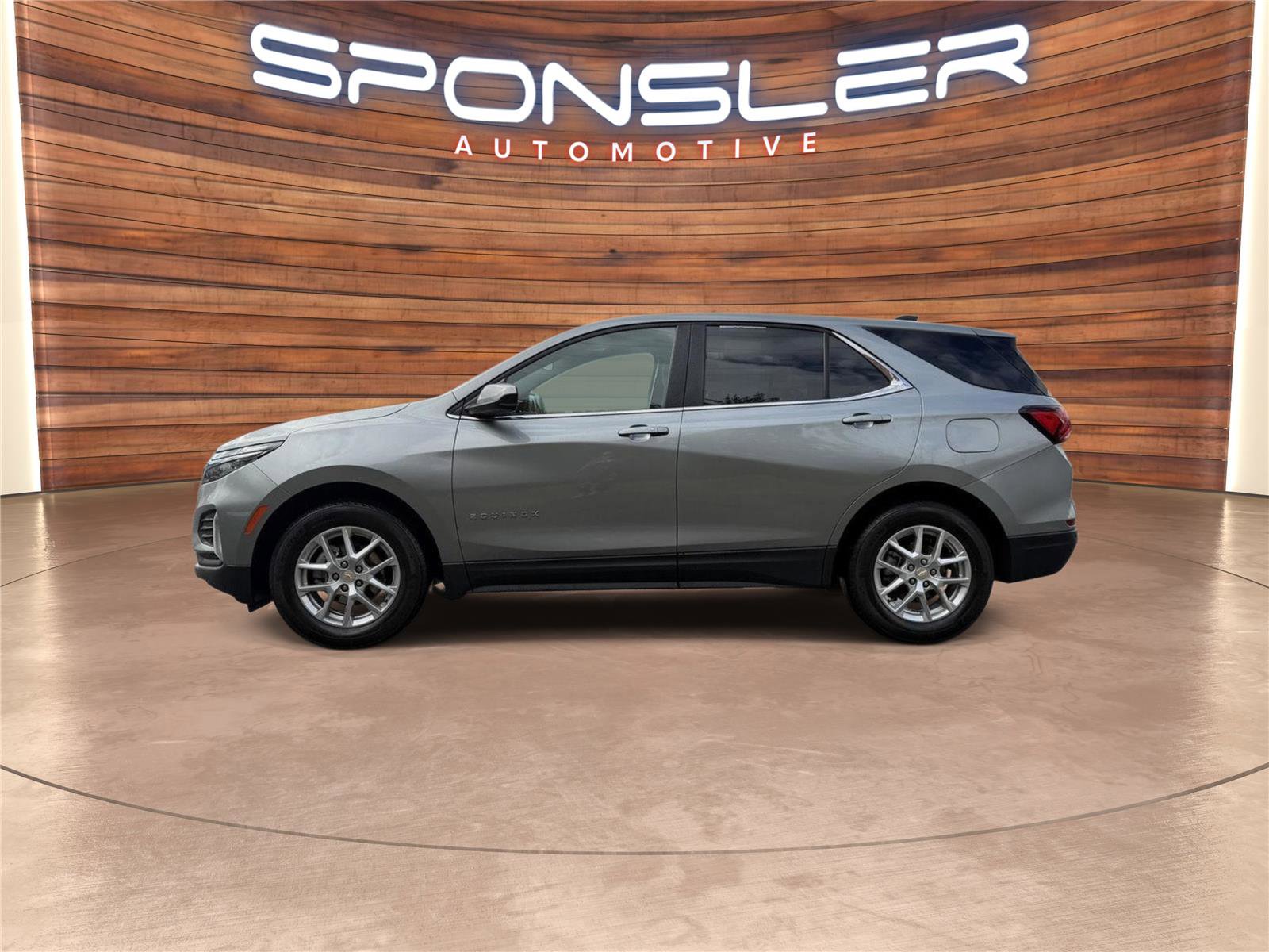 Used 2023 Chevrolet Equinox LT image 2