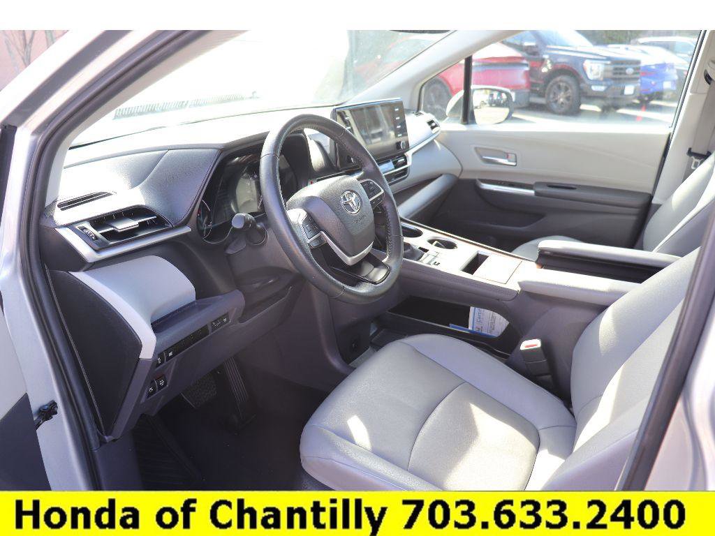 Used 2024 Toyota Sienna XLE image 23