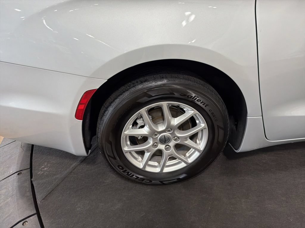Used 2024 Chrysler Pacifica Touring-L FWD image 35