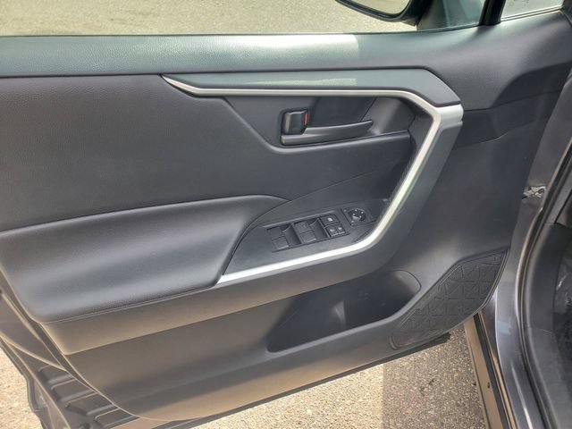 Used 2021 Toyota RAV4 LE AWD/4WD image 7