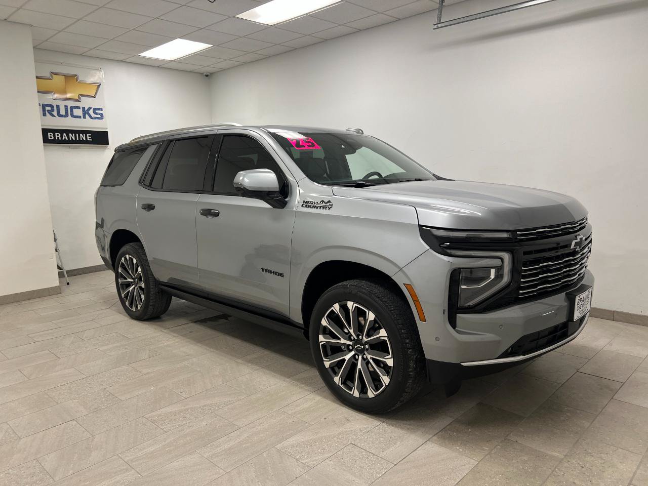 Used 2025 Chevrolet Tahoe High Country AWD/4WD image 3