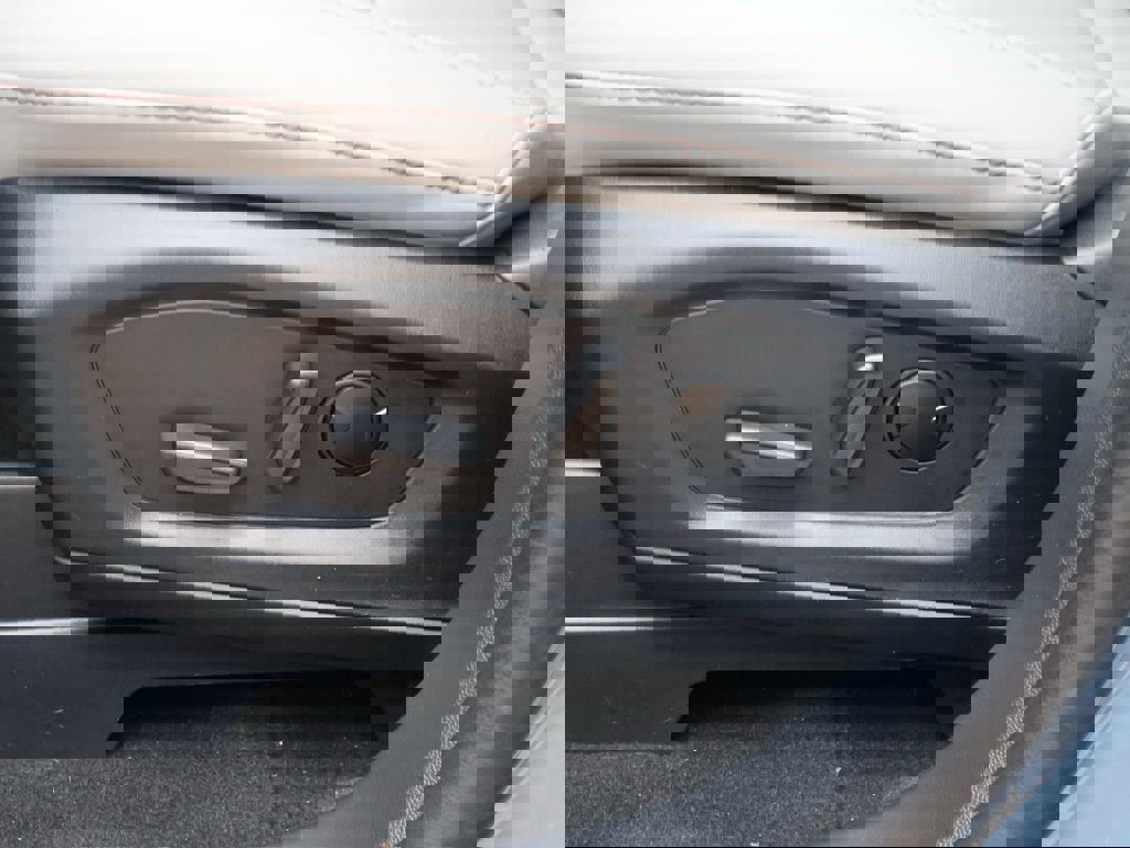 Used 2025 Ford Explorer Active w/ Active Comfort Package image 26