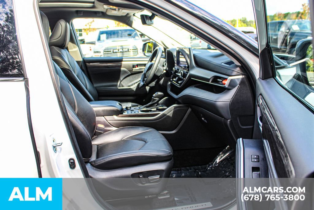 Used 2024 Toyota Highlander Limited image 23