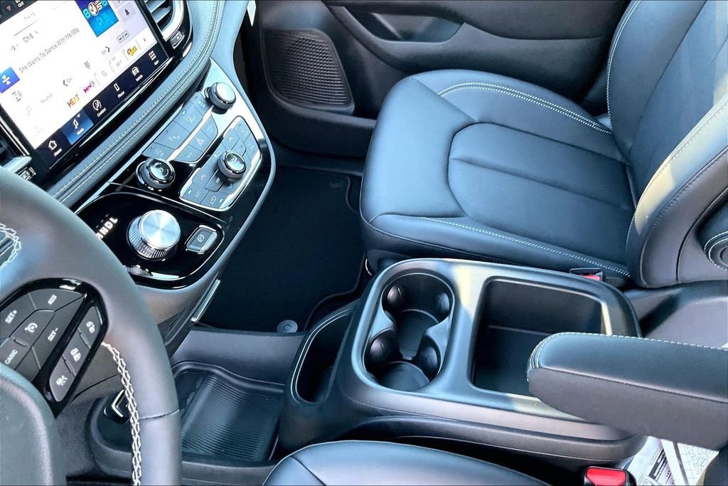 New 2026 Chrysler Pacifica Select FWD image 8