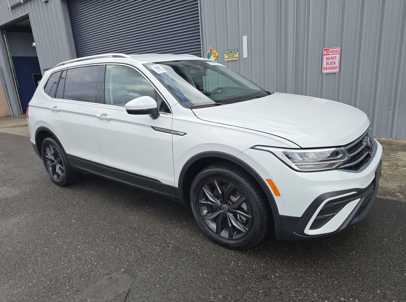 Used 2024 Volkswagen Tiguan SE AWD/4WD image 3