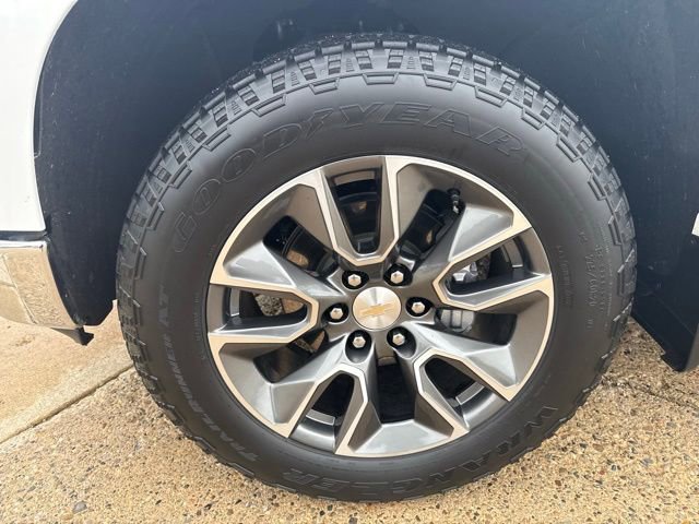 Used 2023 Chevrolet Silverado 1500 LT AWD/4WD image 9