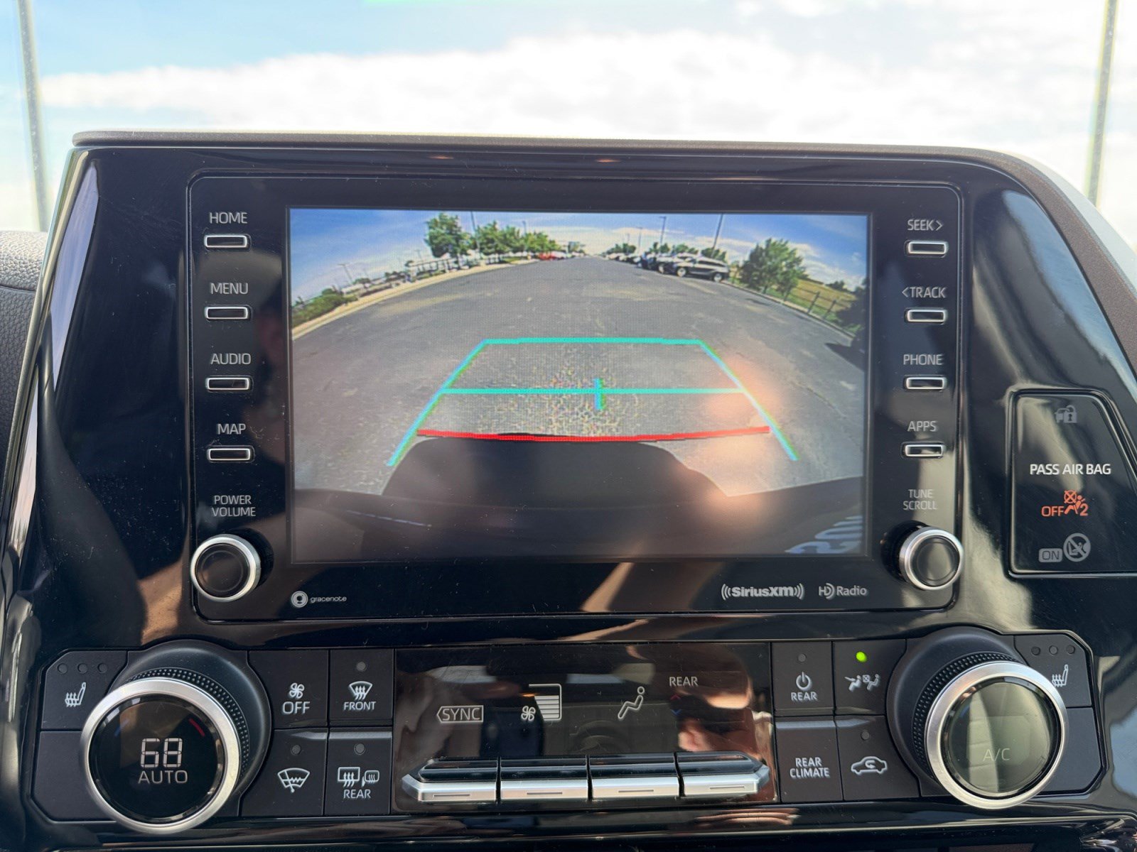 Used 2020 Toyota Highlander XLE AWD/4WD image 27