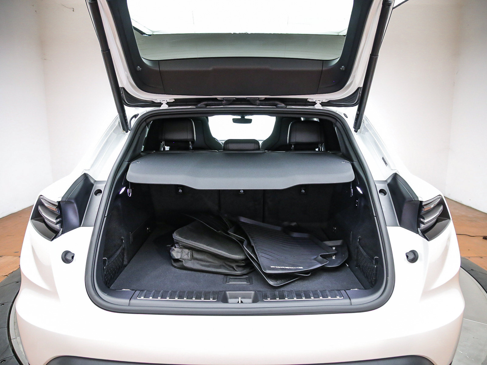 Certified 2025 Porsche Macan 4S Electric AWD/4WD image 30