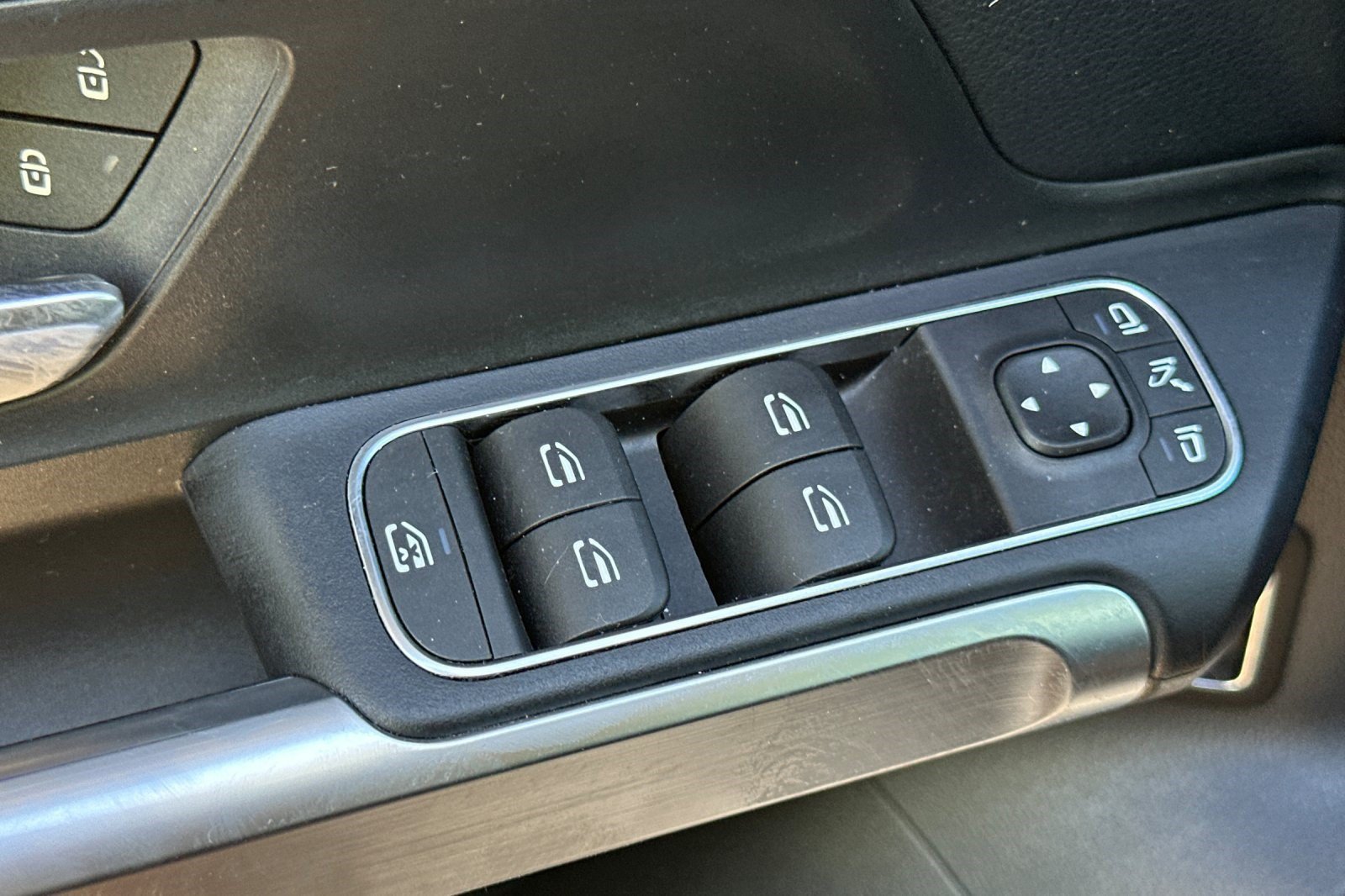 Certified 2023 Mercedes-Benz EQB 300 4MATIC image 14