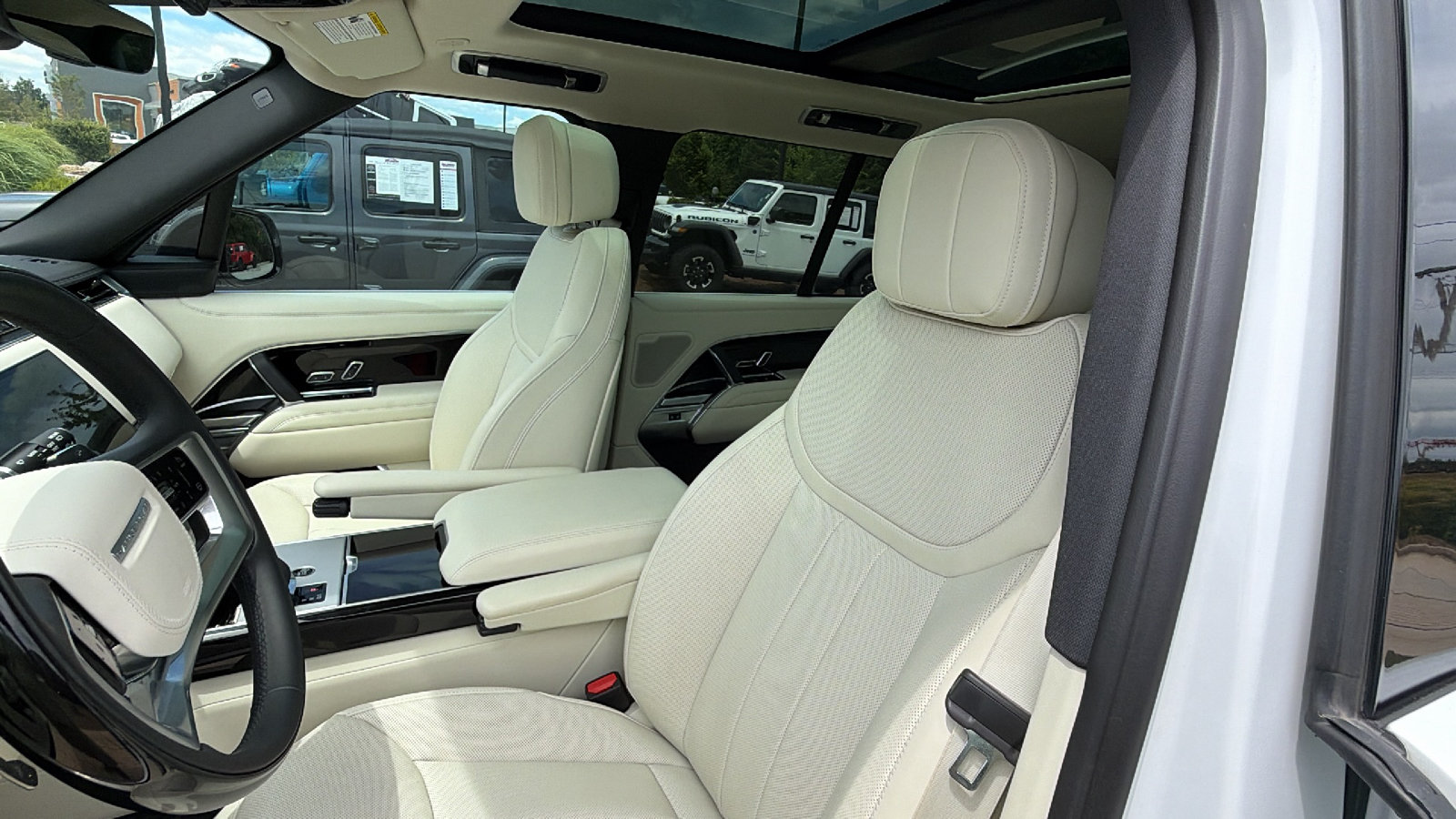 Used 2025 Land Rover Range Rover SE AWD/4WD image 16
