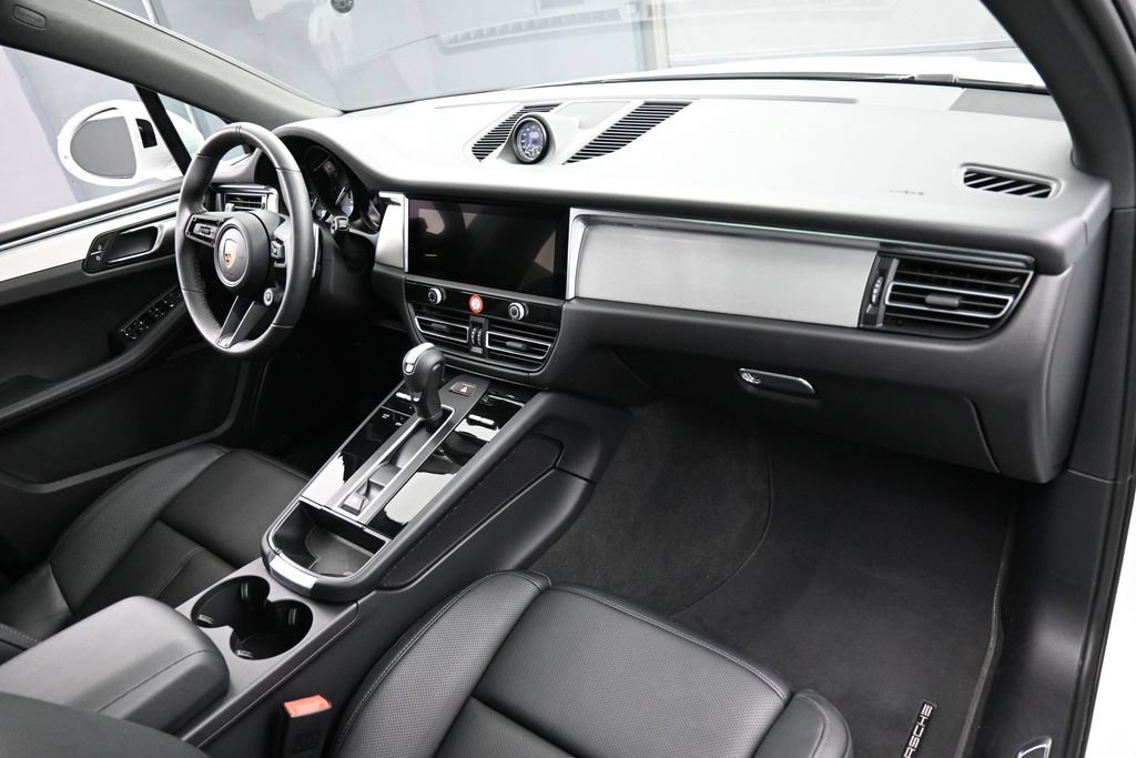 Certified 2026 Porsche Macan AWD/4WD image 31