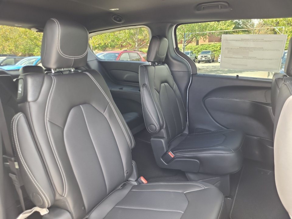 New 2026 Chrysler Pacifica Select w/ S Appearance Package AWD/4WD image 29
