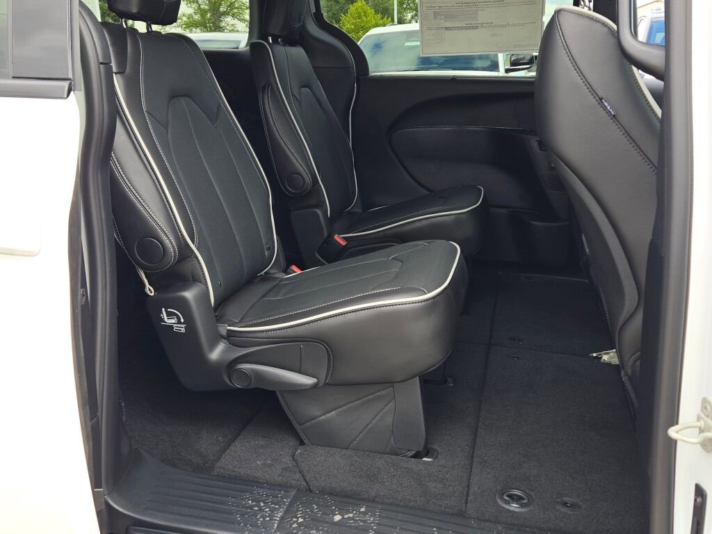 New 2026 Chrysler Pacifica Limited w/ S Appearance Package image 10