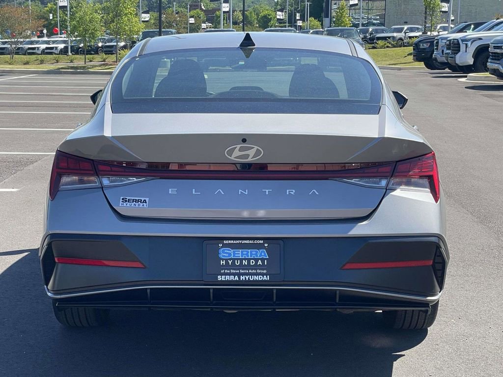 Certified 2025 Hyundai Elantra SEL FWD image 4