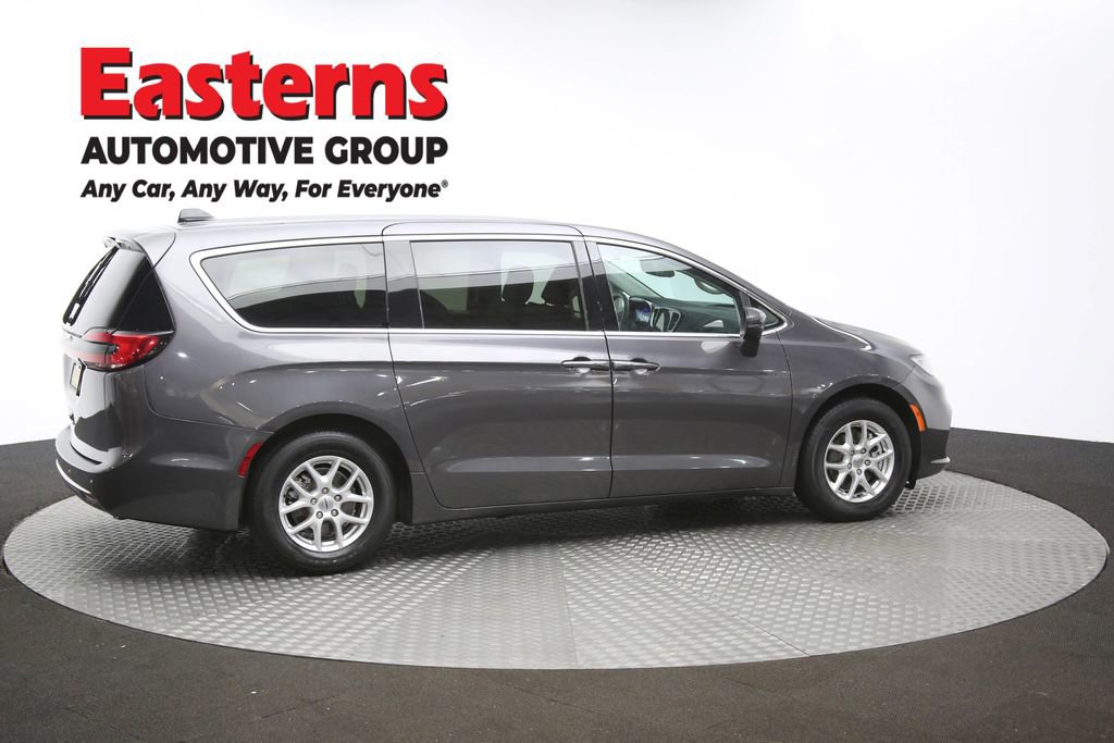 Used 2023 Chrysler Pacifica Touring-L image 47