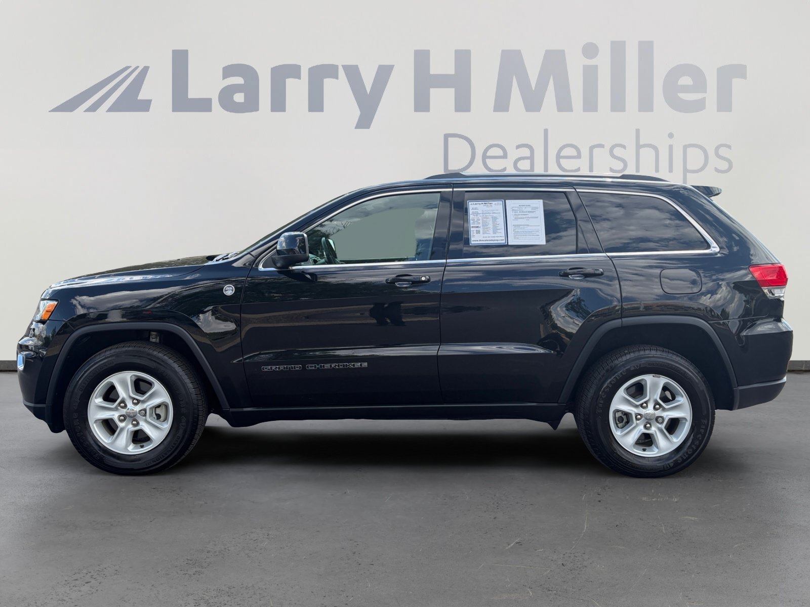 Used 2017 Jeep Grand Cherokee Laredo w/ Quick Order Package 23E AWD/4WD image 2