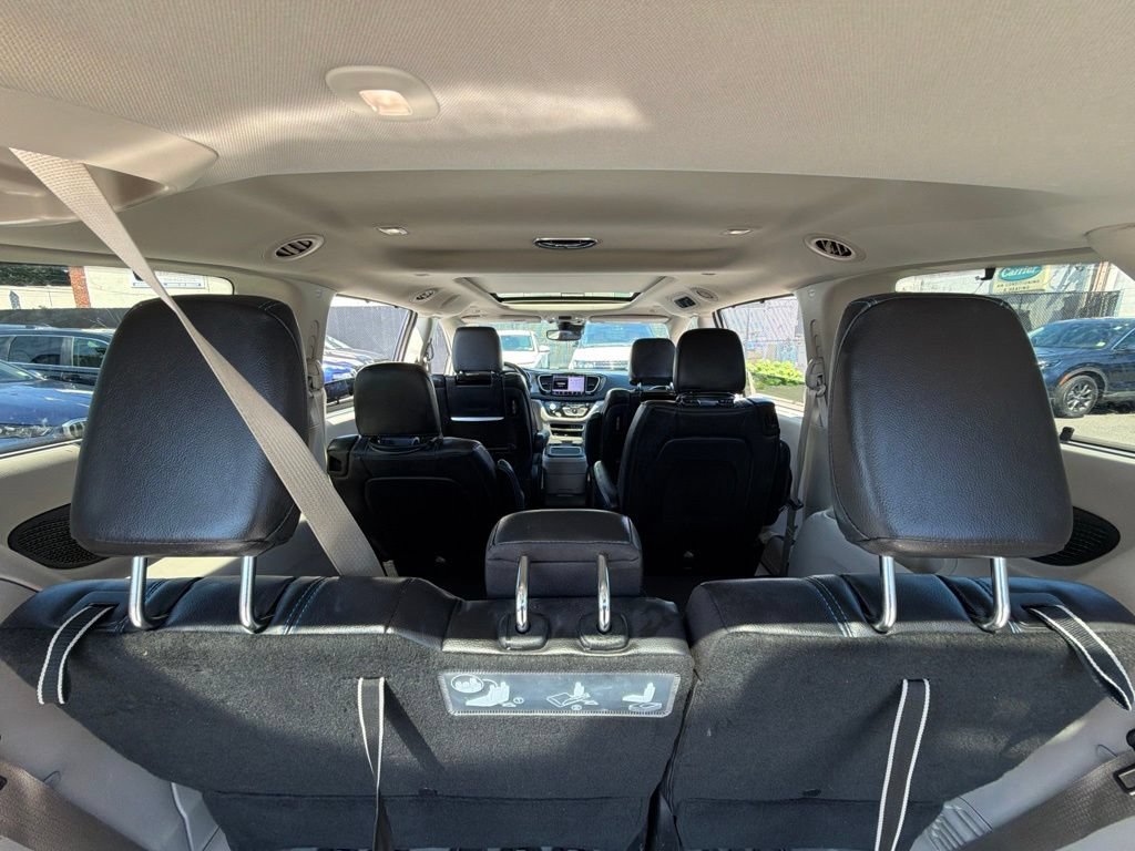 Used 2021 Chrysler Pacifica Touring-L w/ Uconnect Theater Family Group AWD/4WD image 9