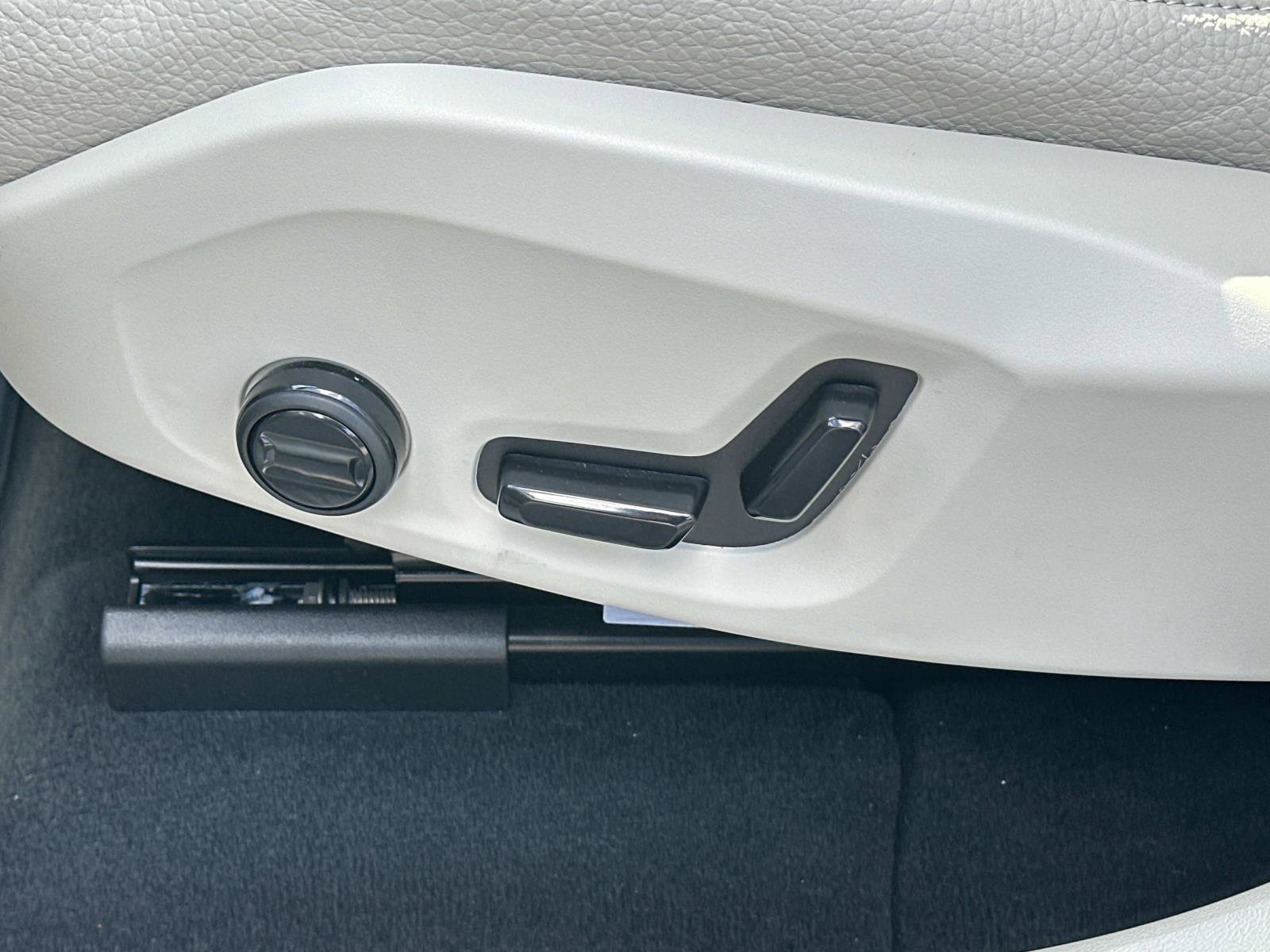 Certified 2025 Volvo XC60 T8 Plus w/ Protection Package Premier image 18