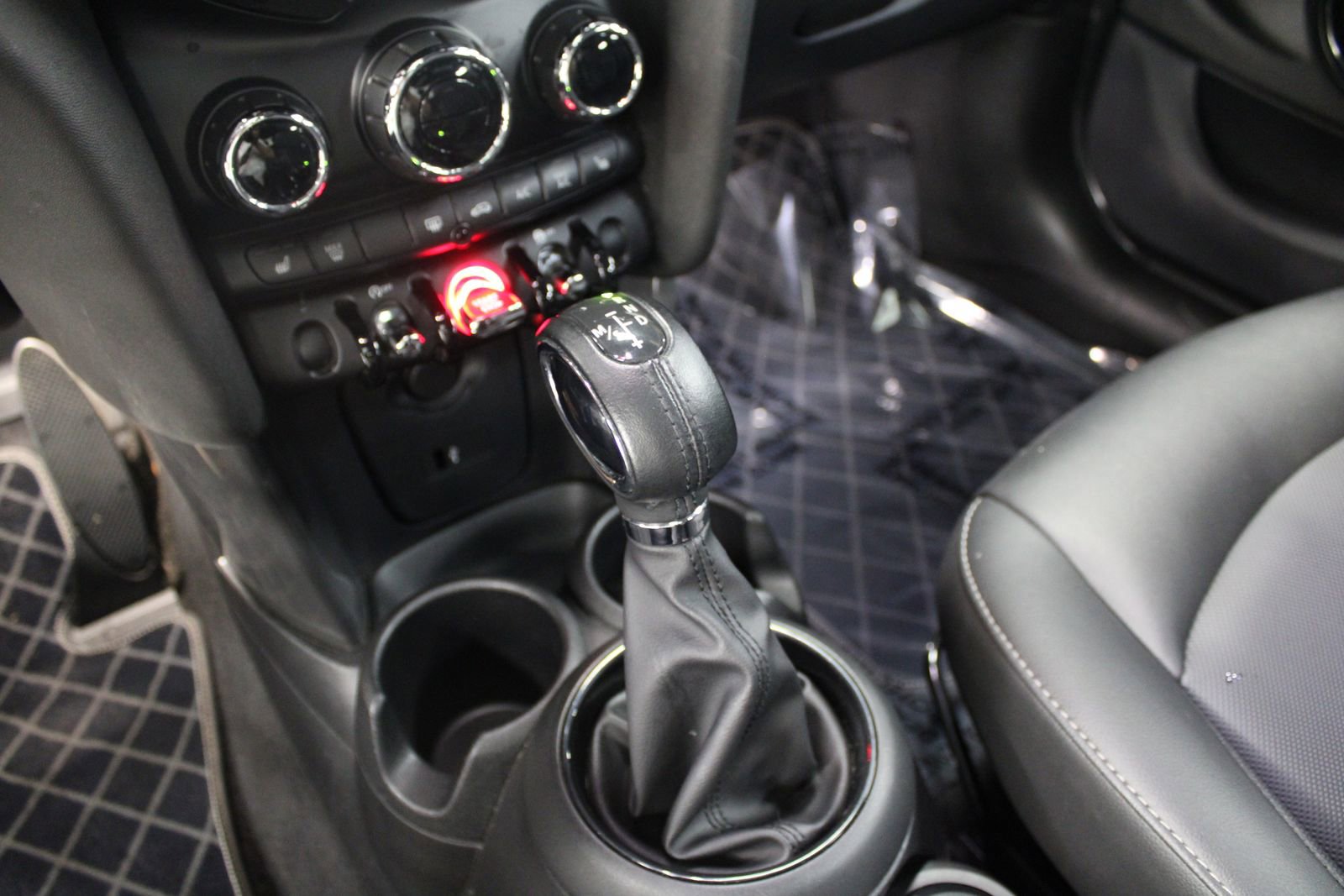 Used 2019 MINI Cooper 4-Door Hardtop image 16