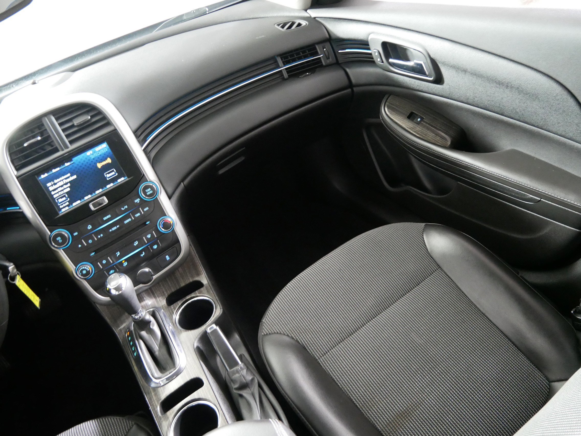 Used 2015 Chevrolet Malibu LT FWD image 11
