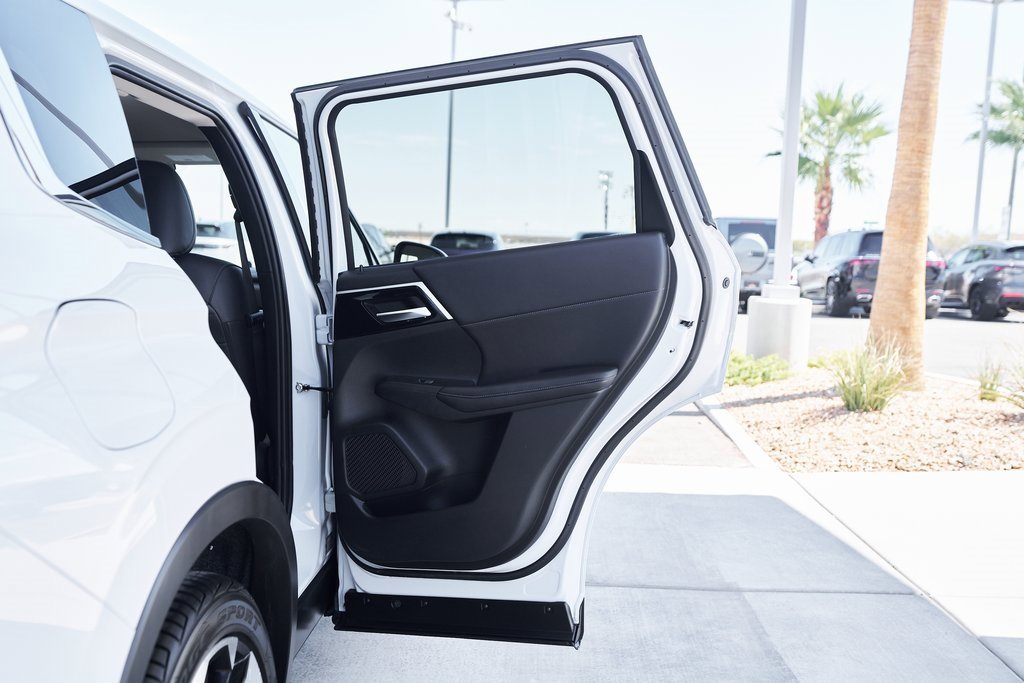 Used 2024 Mitsubishi Outlander SE image 13