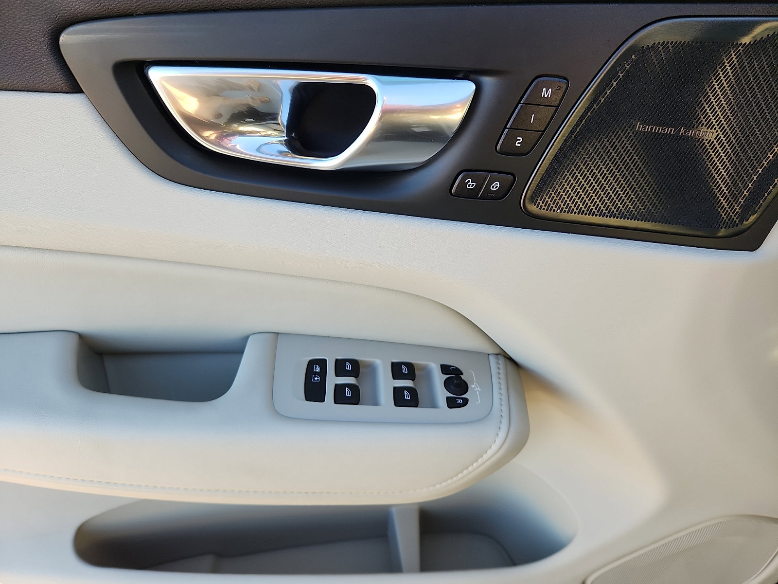 Certified 2023 Volvo XC60 B5 Plus w/ Climate Package image 14