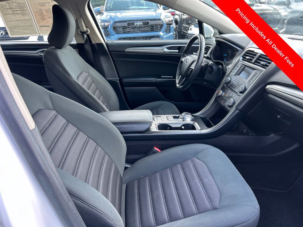 Used 2017 Ford Fusion SE FWD image 18