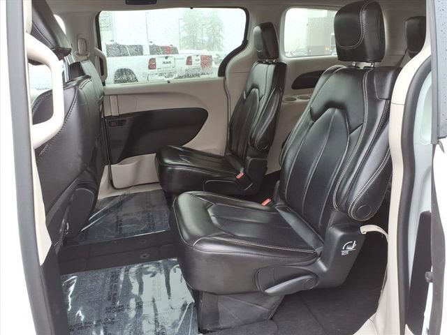 Used 2023 Chrysler Pacifica Touring-L FWD image 12