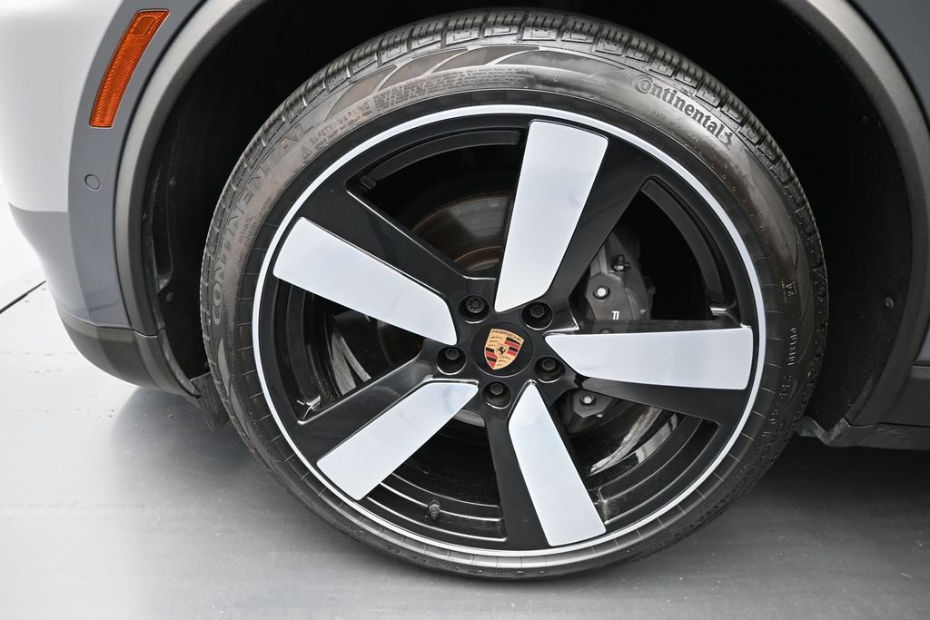 Certified 2025 Porsche Macan Electric RWD image 9