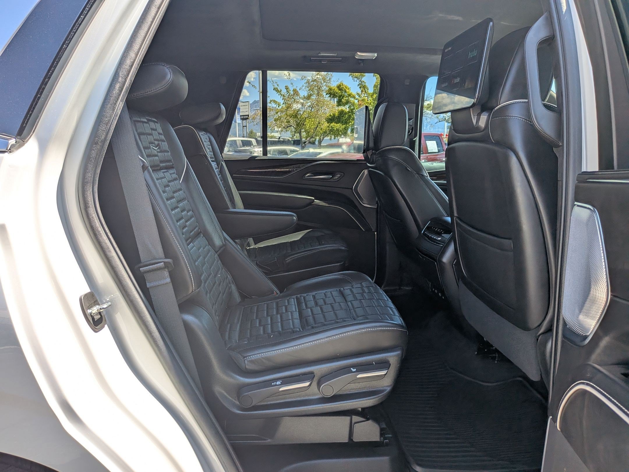 Used 2022 Cadillac Escalade Premium Luxury Platinum AWD/4WD image 29