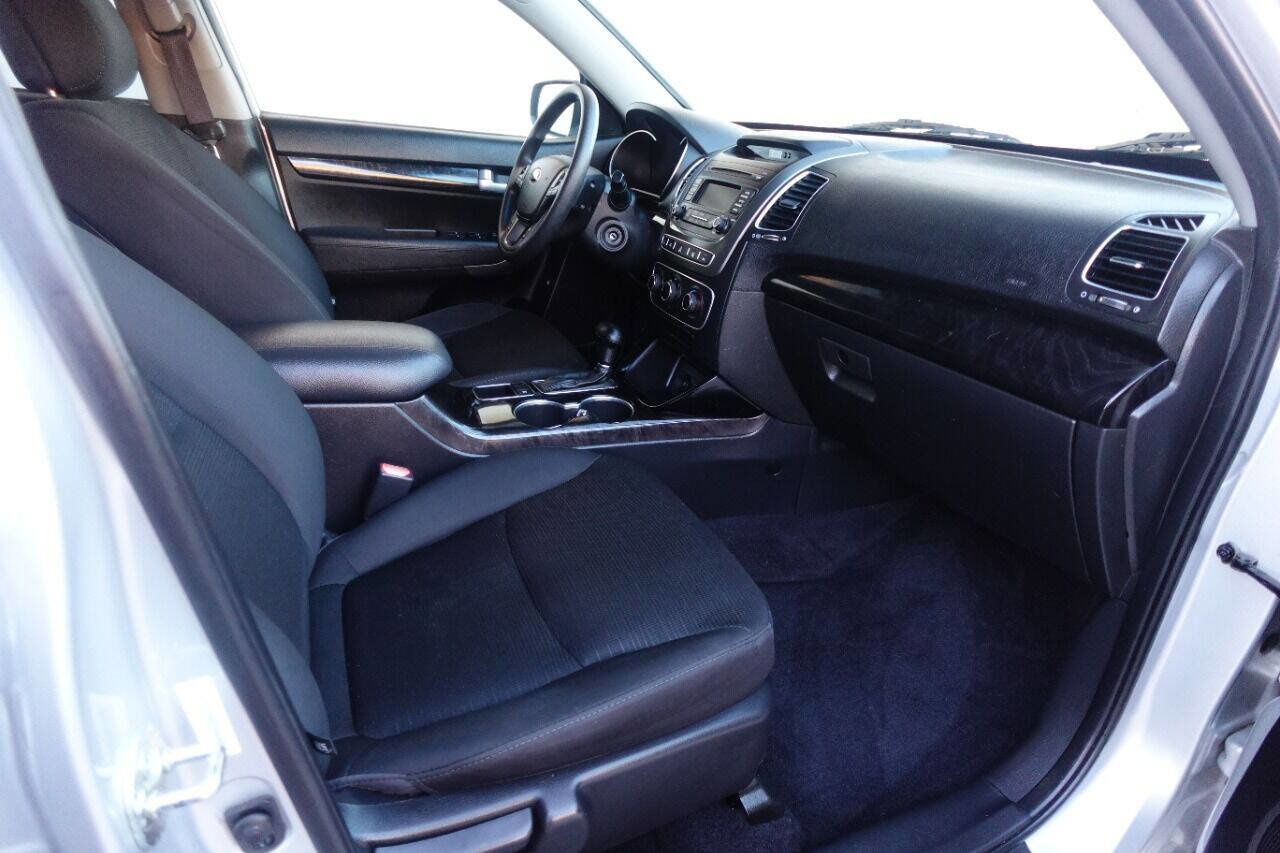 Used 2015 Kia Sorento LX image 10