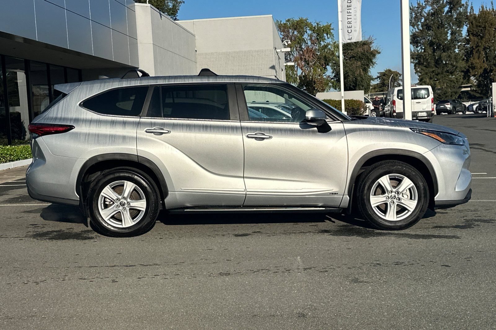 Used 2023 Toyota Highlander LE AWD/4WD image 3