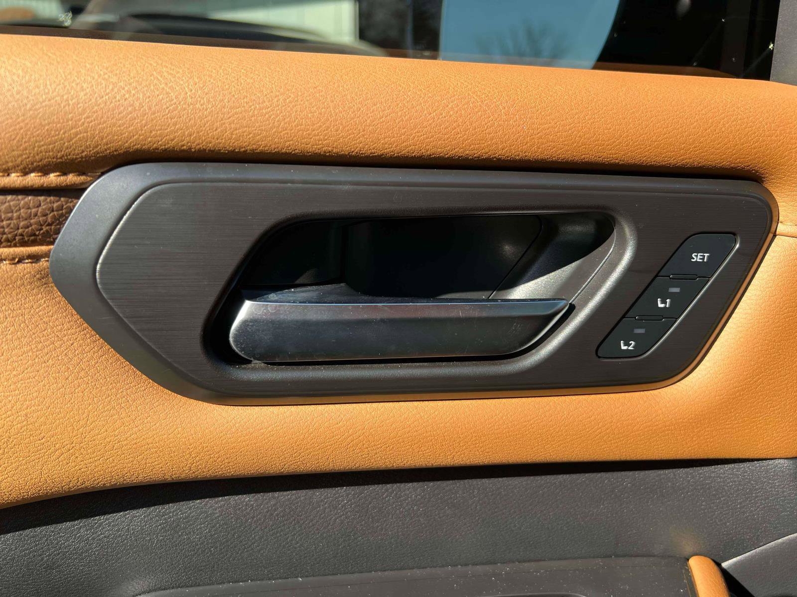 Used 2025 Nissan Armada Platinum Reserve image 25