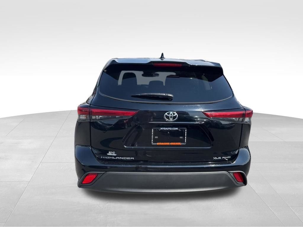Used 2023 Toyota Highlander XLE AWD/4WD image 4