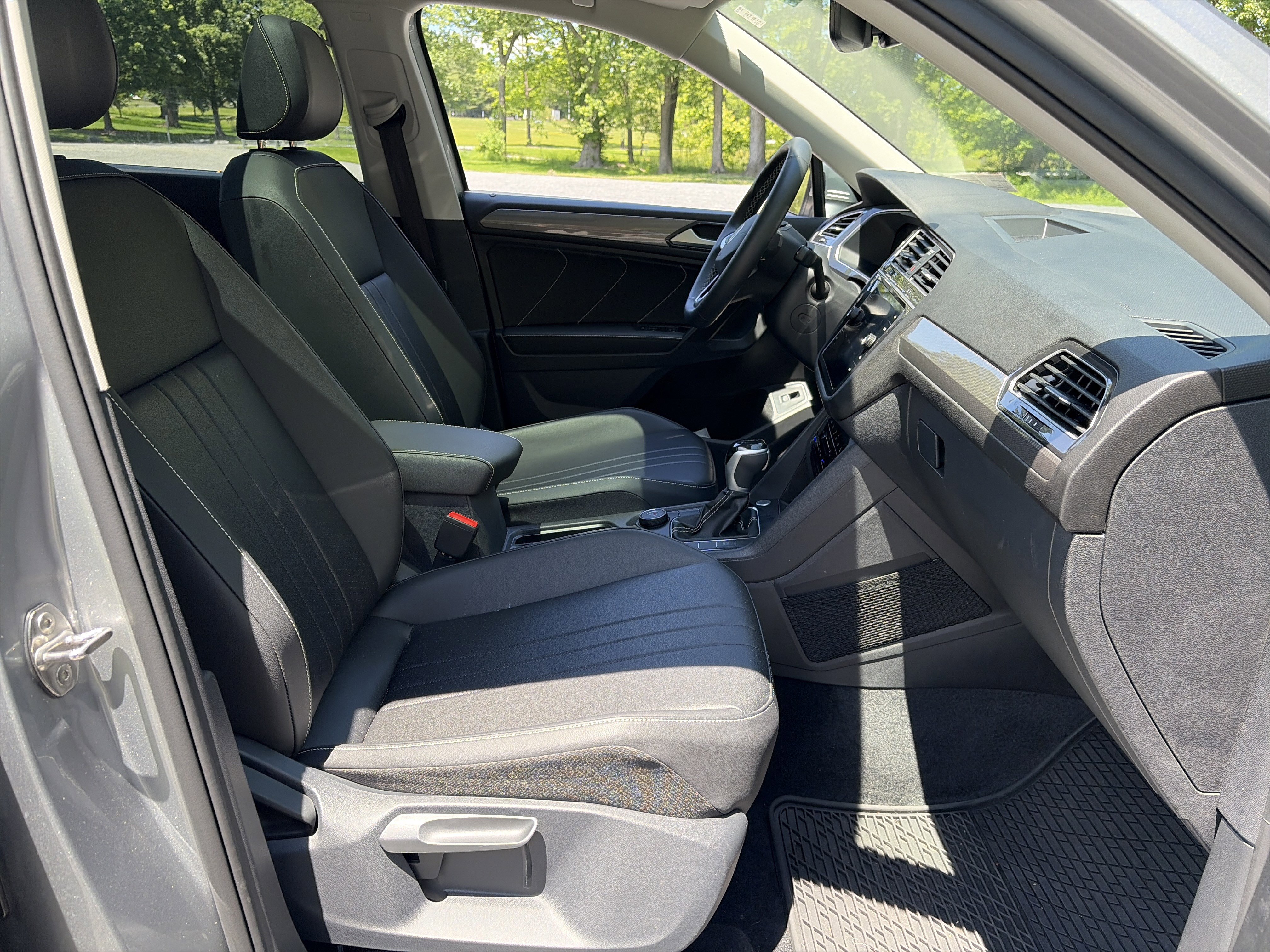 Used 2024 Volkswagen Tiguan SE w/ Panoramic Sunroof Package AWD/4WD image 29