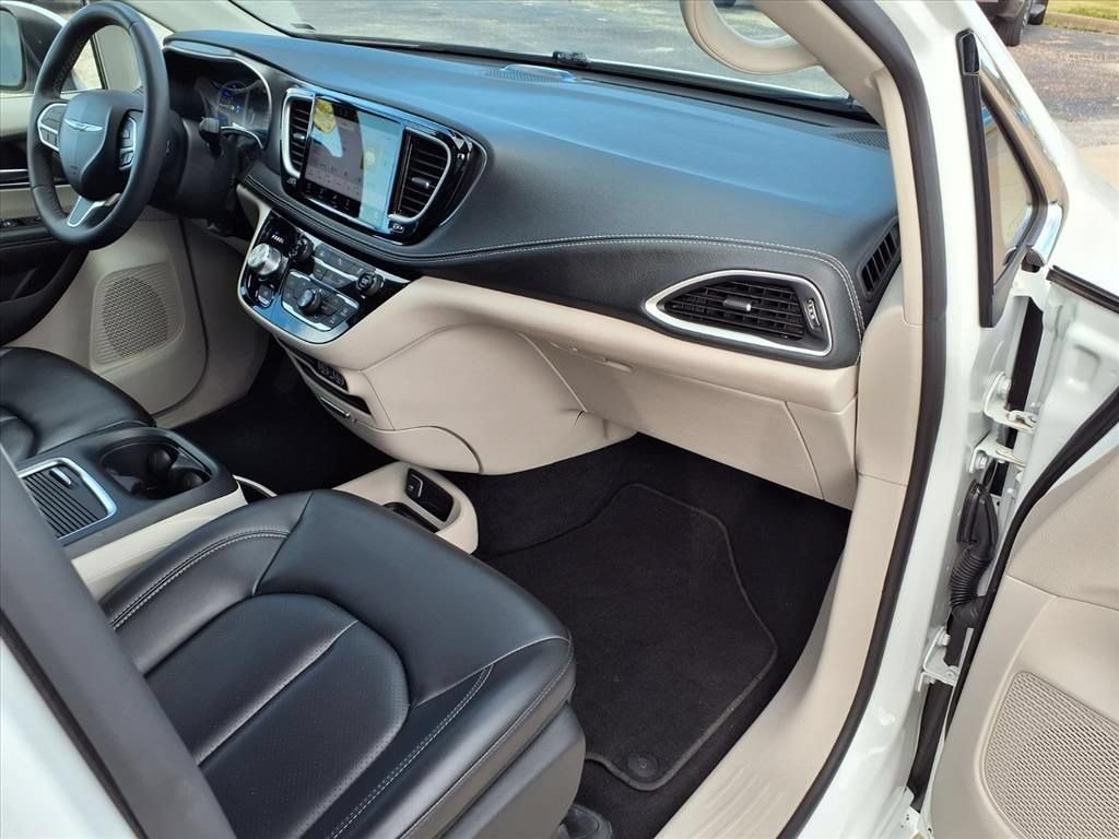 Used 2023 Chrysler Pacifica Touring-L FWD image 11