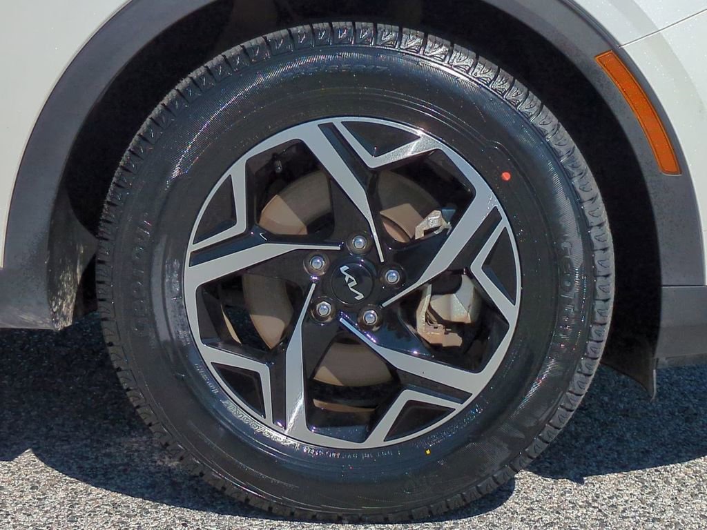 Used 2024 Kia Sportage LX image 11