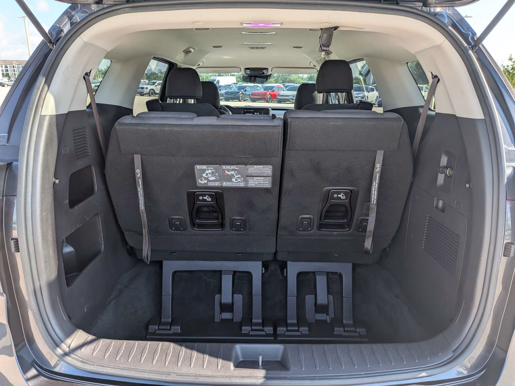 Used 2022 Kia Carnival LX FWD image 14