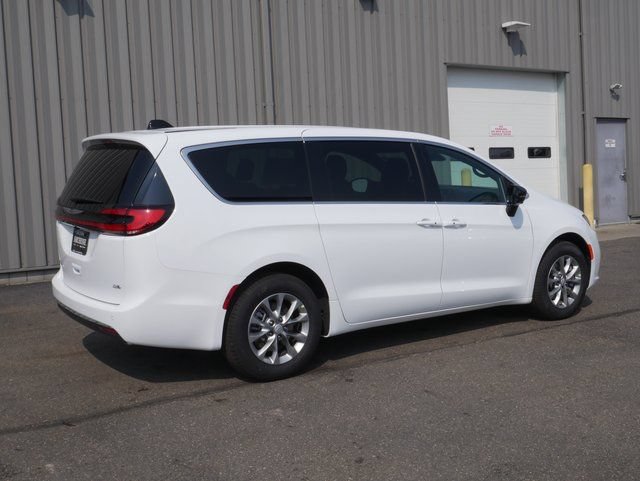 New 2026 Chrysler Pacifica Select AWD/4WD image 12