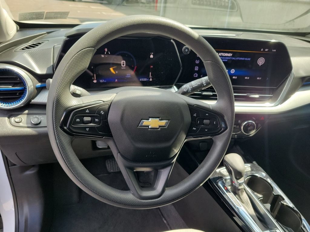 Used 2025 Chevrolet Trax LT FWD image 26