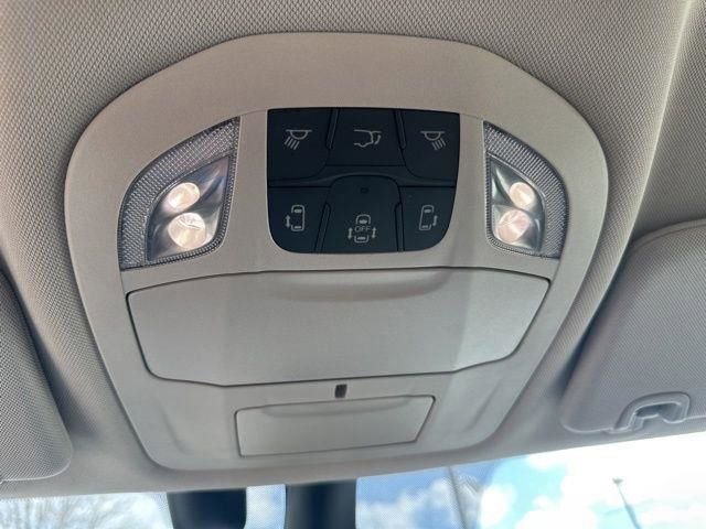 Used 2022 Chrysler Pacifica Touring-L w/ Uconnect Theater Family Group image 32