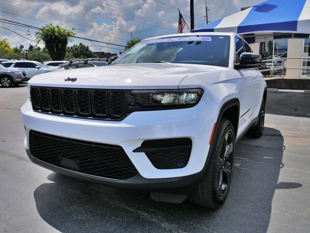 Used 2023 Jeep Grand Cherokee Altitude AWD/4WD image 3