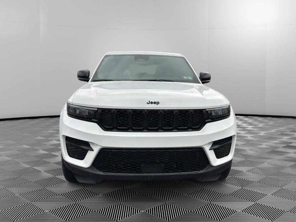 Used 2023 Jeep Grand Cherokee Altitude AWD/4WD image 7