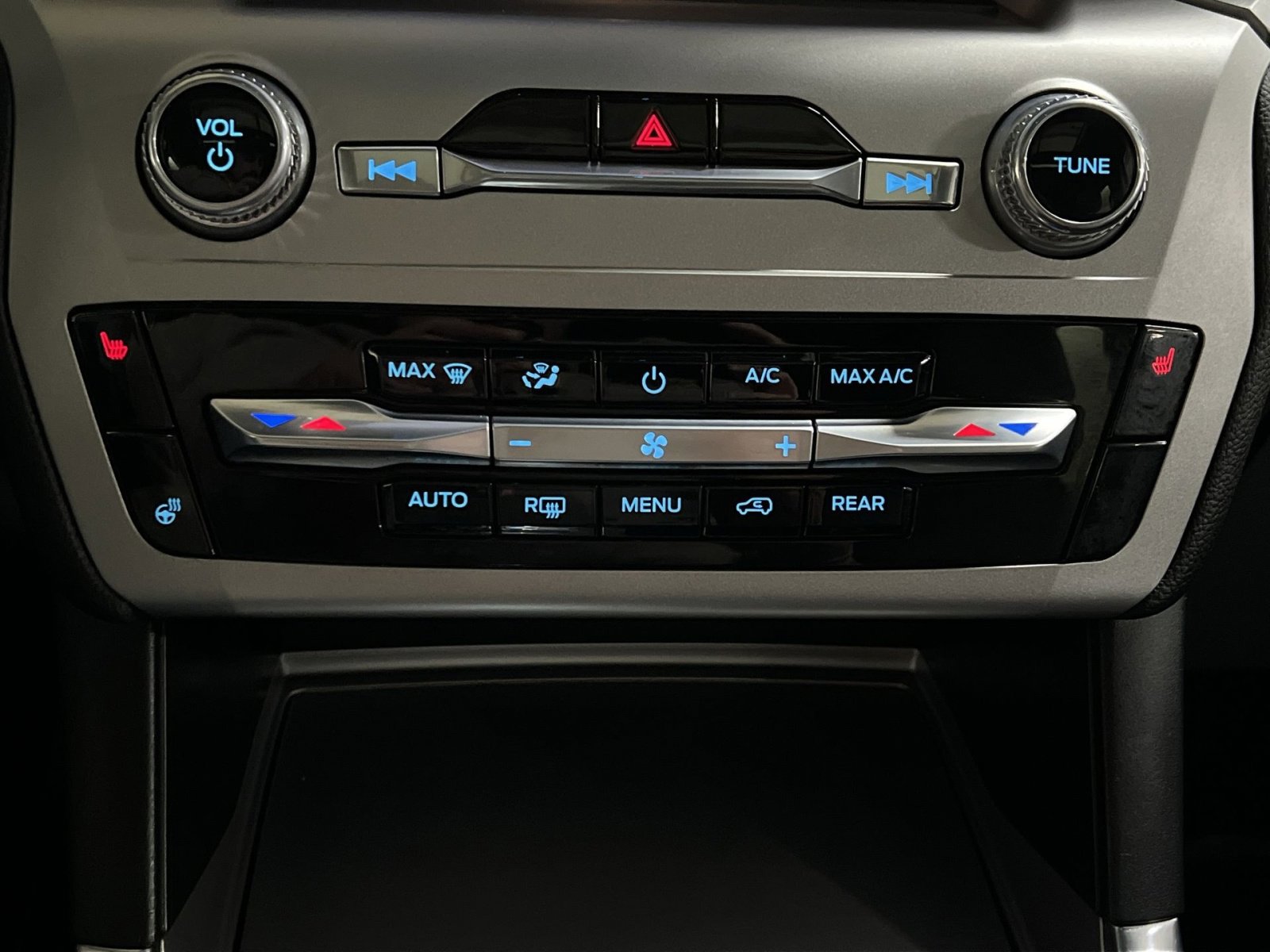 Used 2022 Ford Explorer XLT w/ Equipment Group 202A image 21