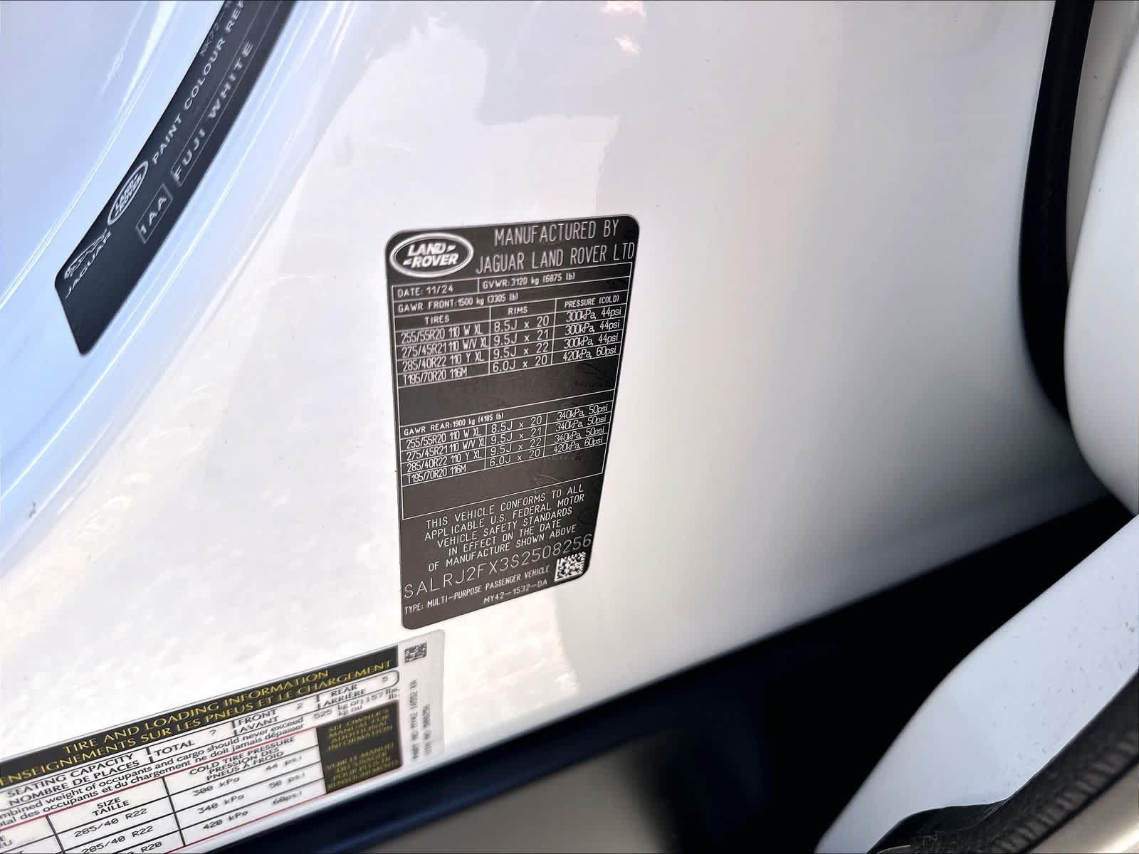 Used 2025 Land Rover Discovery S AWD/4WD image 33