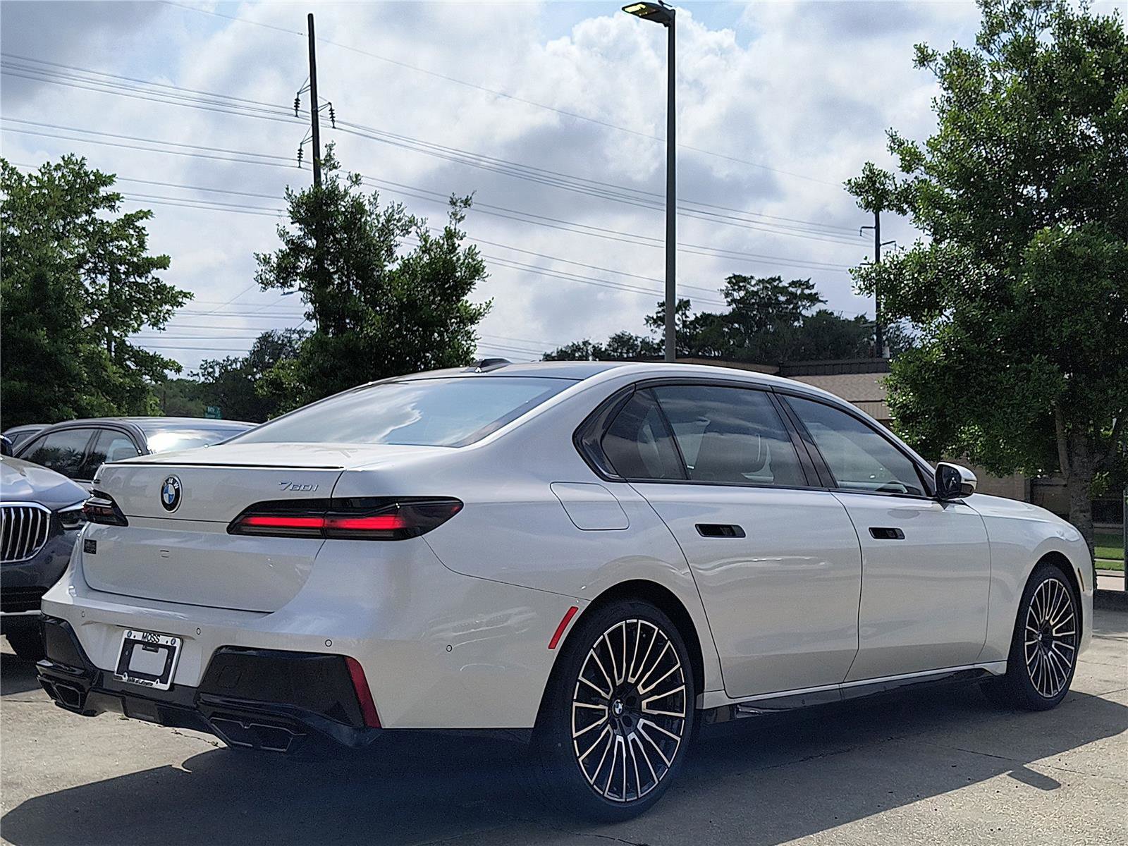 Used 2025 BMW 760i xDrive w/ Executive Package image 5